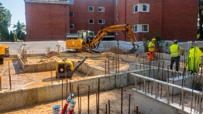 Grunts aizbēršana un blīvēšana ap pamatiem